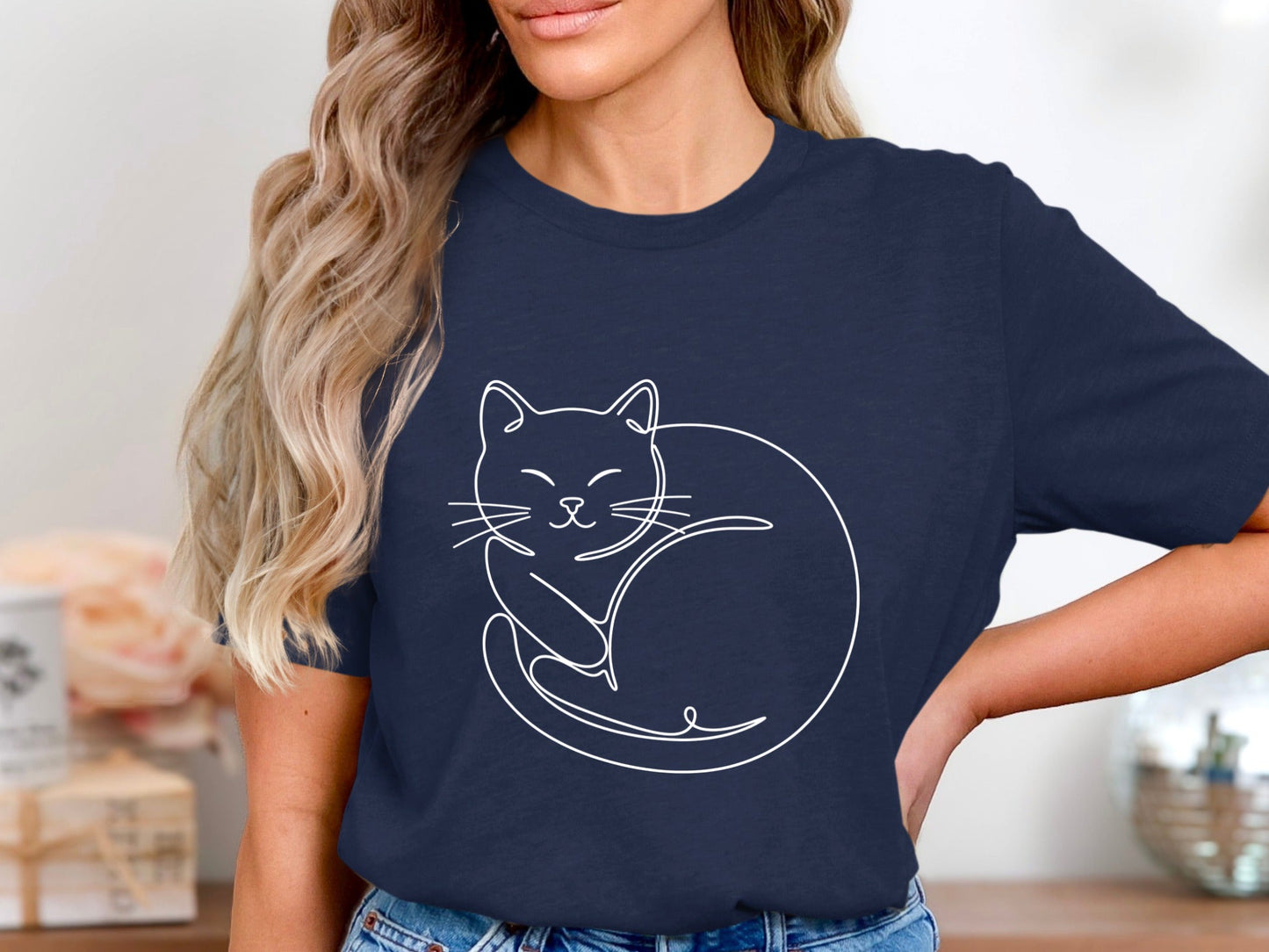 Minimalist Sleeping Cat Line Art T-Shirt